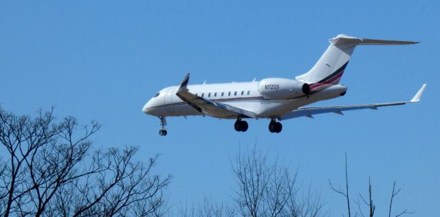 Bombardier Global 5000 (N112QS) - On short final is this 2015 Bombardier Global Express 5000 in the Winter of 2022.