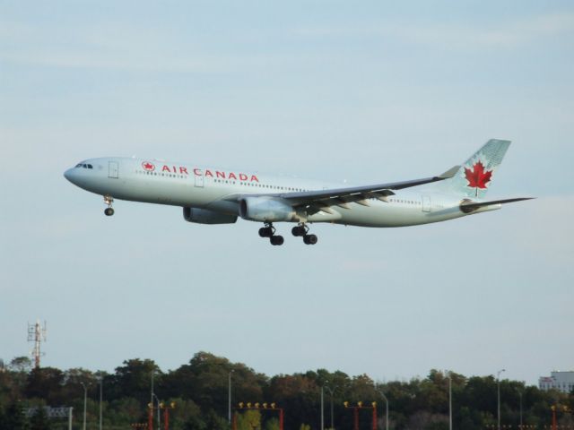 Airbus A330-300 (C-GHKX)