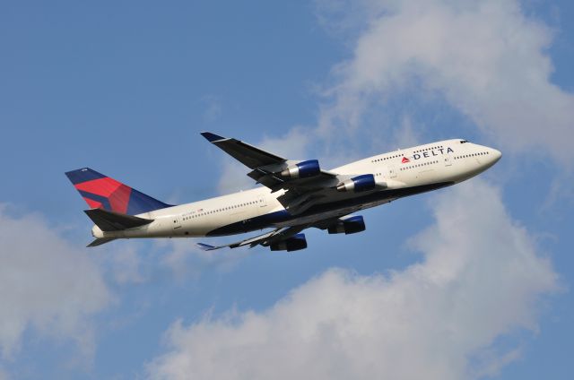 Boeing 747-400 (N676NW) - 2011/4/24