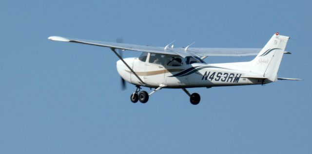 Cessna Skyhawk (N493RM) - Shortly after departure is this 1999 Cessna 172R Skyhawk in the Autumn of 2023.