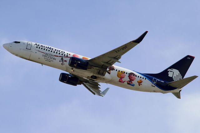 Boeing 737-800 (XA-JOY) - A "Peanuts-themed" 737-800 based on the new Charlie Brown movie.