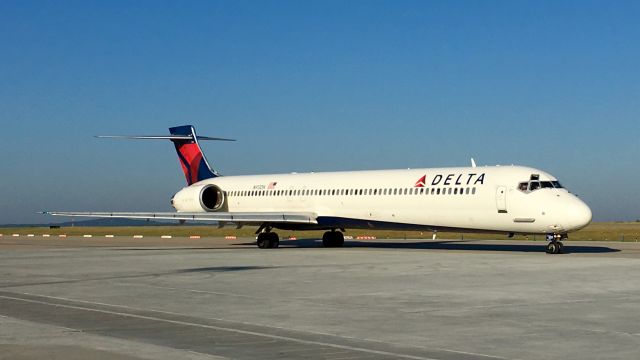 McDonnell Douglas MD-90 (N913DN)