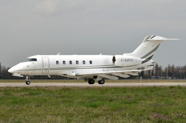 Bombardier Challenger 300 (I-SDFC)