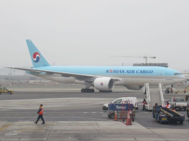 BOEING 777-200LR (HL8252)