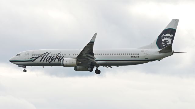 Boeing 737-900 (N323AS) - ASA611 from KLAS on final to Rwy 16C on 5/10/14. (LN:1454 / cn 30021).