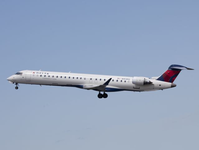Canadair Regional Jet CRJ-900 (N153PQ)
