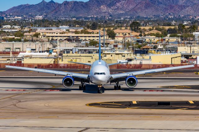 Boeing 777-200 (N777UA) - A United Airlines 777-200 taxiing at PHX on 2/10/23 during the Super Bowl rush. Taken with a Canon R7 and Canon EF 100-400 II L lens.