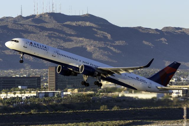BOEING 757-300 (N588NW)
