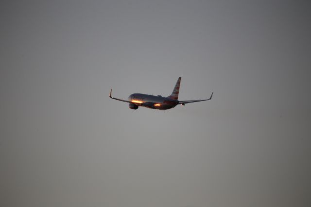 Boeing 737-800 (N989NN)