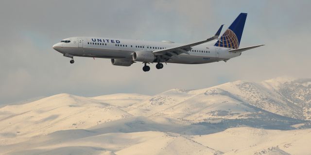 Boeing 737-900 (N68817) - The snow-covered Sierra Nevada makes a "cool" backdrop as this United B739 (N68817) approaches Reno Tahoe Internationals runway 16R to complete a flight from SFO.