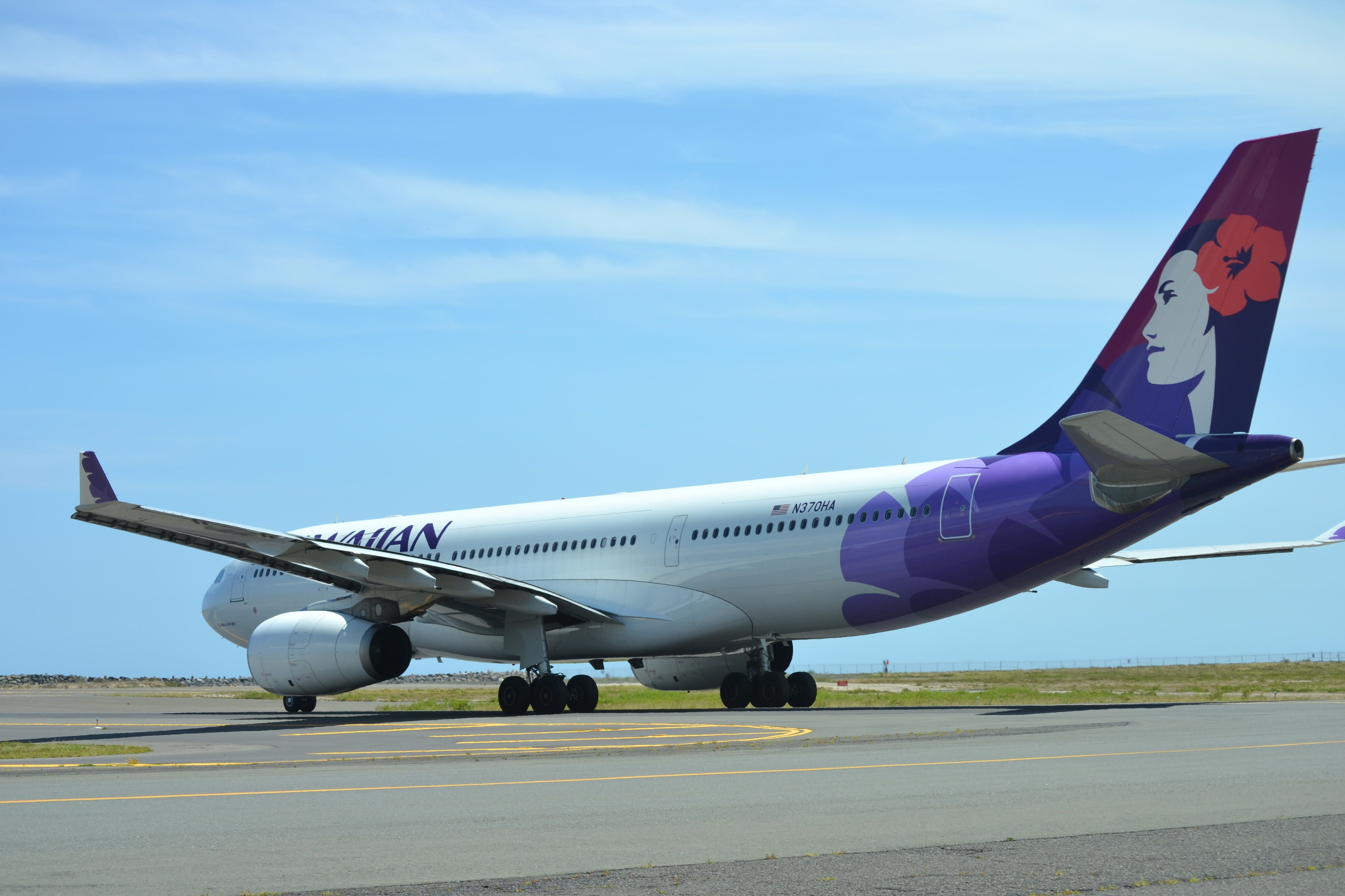 Airbus A330-200 (N370HA) - A Hawaiian Airbus A330-200 heading out to reef runway at Honolulu International Airport.