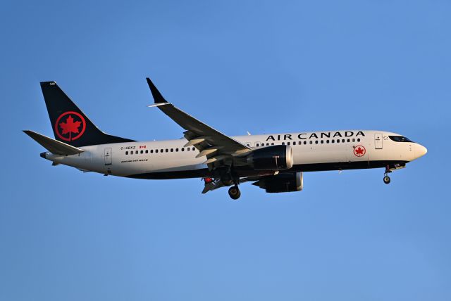 Boeing 737 MAX 8 (C-GEKZ)