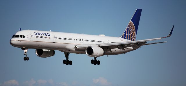 BOEING 757-300 (N77871) - Landing on 16L.