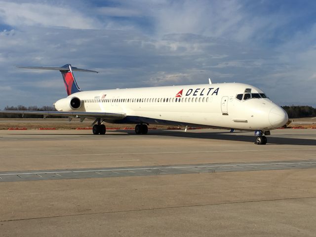 McDonnell Douglas MD-88 (N981DL) - Early evening departure.