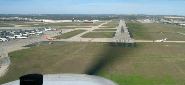 Cessna Skyhawk (N108VK) - Final runway 3 KSAT