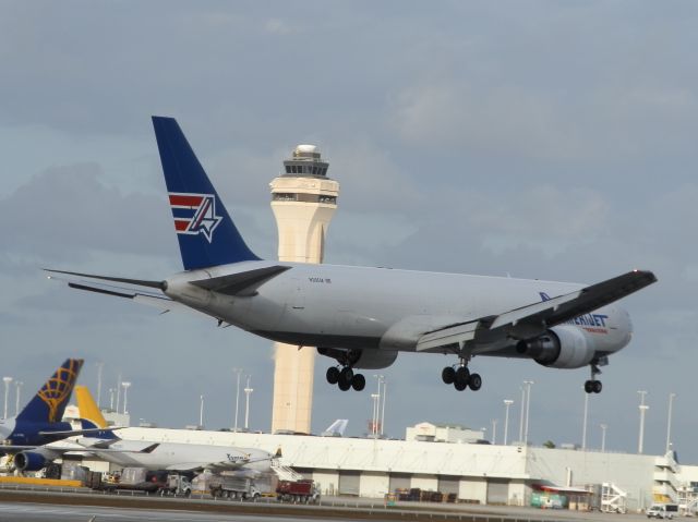 BOEING 767-300 (N319CM)