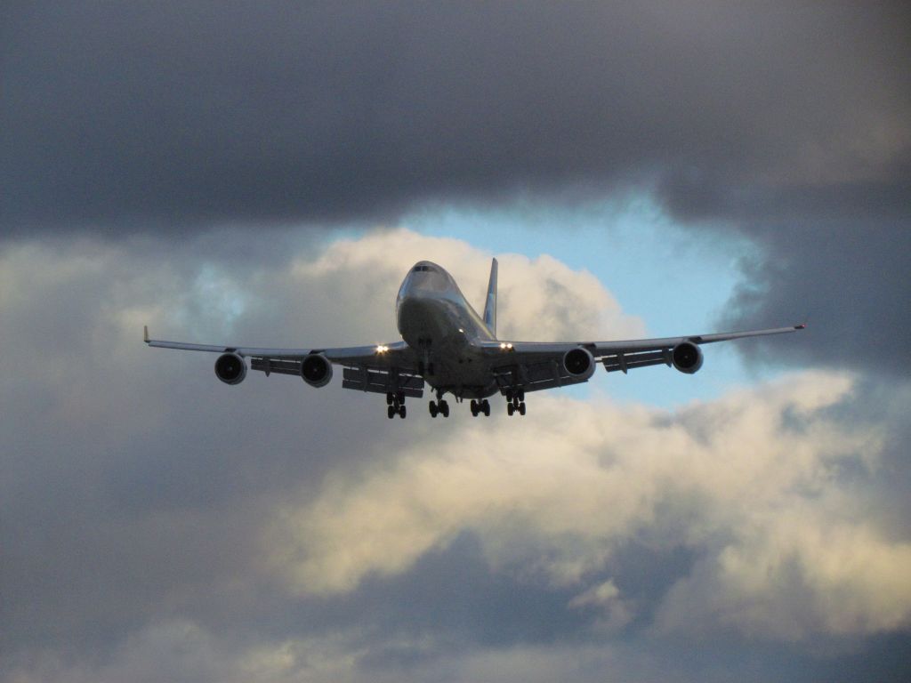 Boeing 747-400 (N476MC)