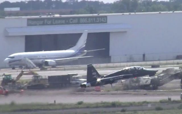 Northrop T-38 Talon (6510418) - FAST40 passing in front of a Switair B734.