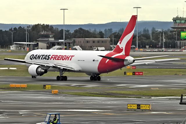 BOEING 767-300 (VH-EFR)