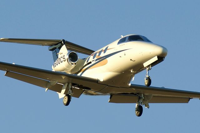 Embraer Phenom 100 (N600CS) - 12R approach at sunset