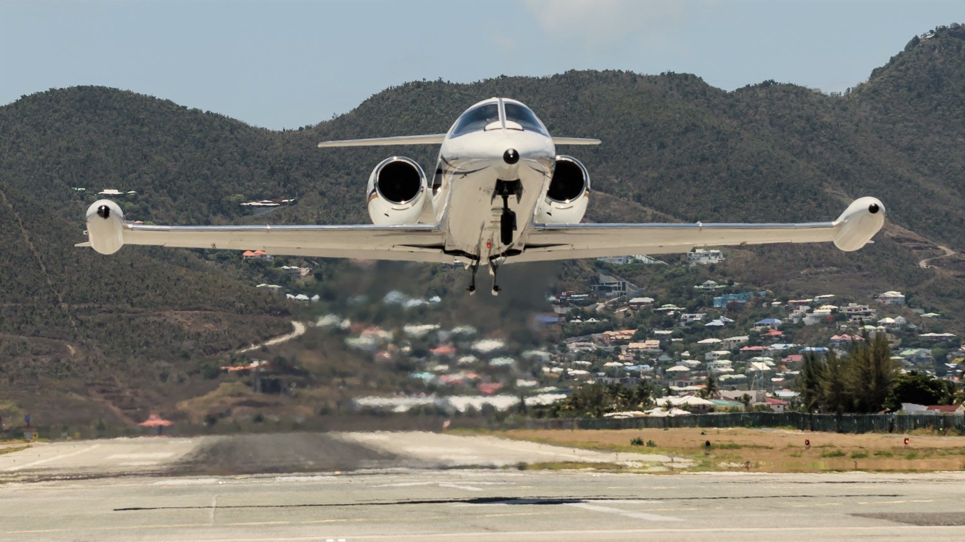 Learjet 35 (N389KA) - Learjet N389KA departing St Maaten for Bonair off of runaway 28 some skillful pilots.