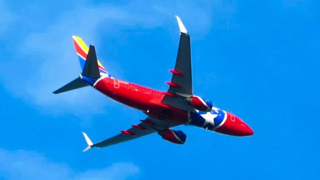 Boeing 737-700 (N922WN) - This is a special livery of Southwest landing on SJU,to take this photo I use a Canon Powershot SX540 HS.