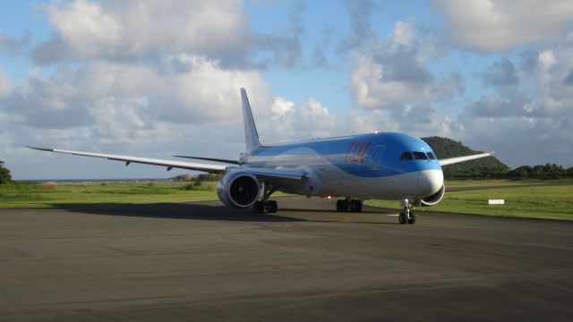 Boeing 787-9 Dreamliner (G-TUIK)