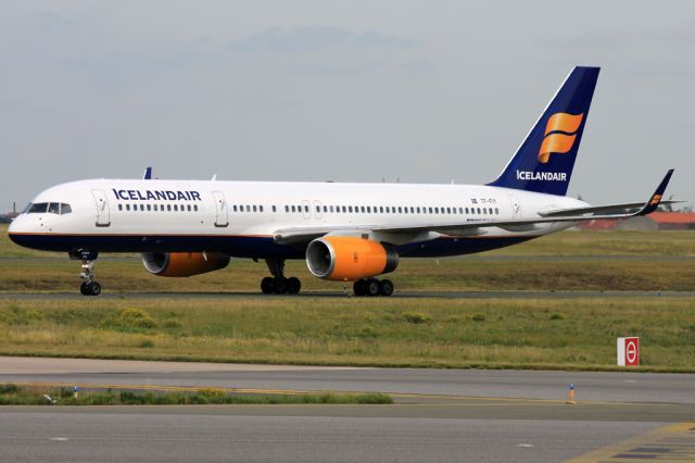 BOEING 757-300 (TF-FIY)