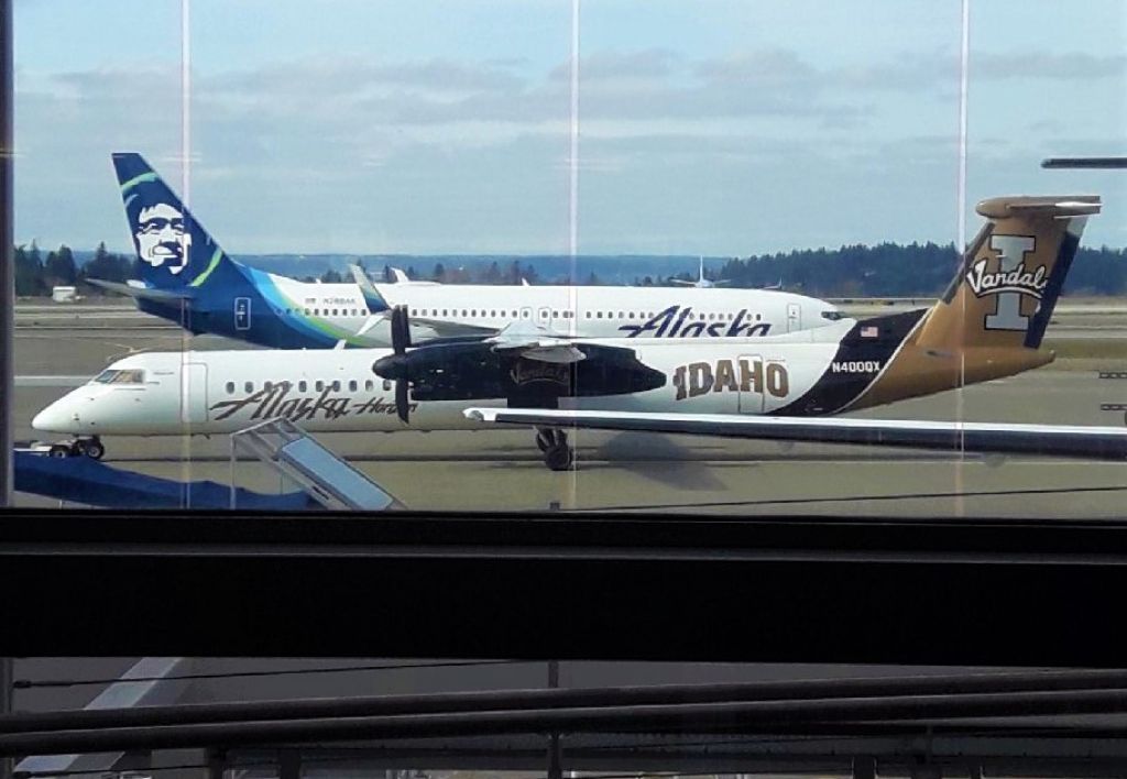 de Havilland Dash 8-100 (N400QX) - "Idaho State University Vandals" special livery