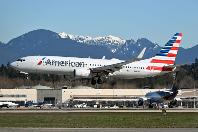 Boeing 737-800 (N981NN)