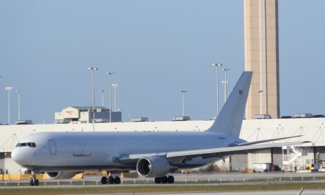 BOEING 767-300 (N364CM)