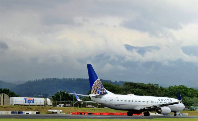 Boeing 737-800 (N36207)