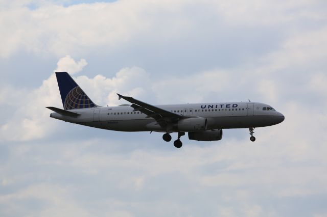 Airbus A320 (N464UA) - United A320 on final to 04L. Taken on 8/17/14 