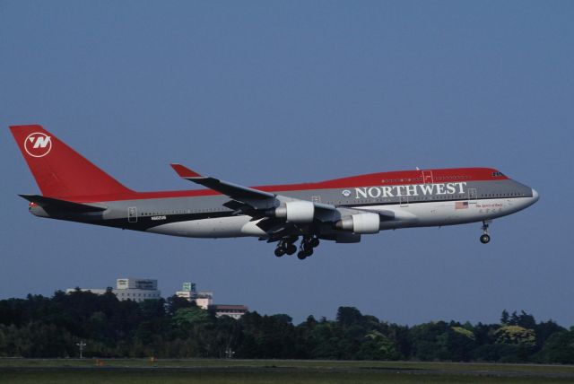 Boeing 747-400 (N662US) - Short Final at Narita Intl Airport Rwy16R on 1996/05/25 " Spirit of Beijin "