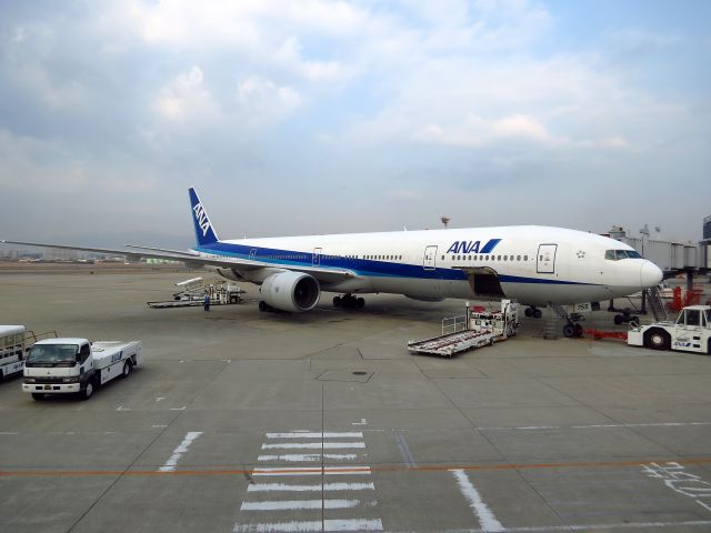 BOEING 777-300 (JA755A)