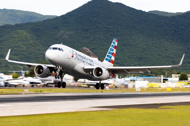 Airbus A319 (N9022G) - American 2478 departing St. Maarten for Charlotte, North Carolina.