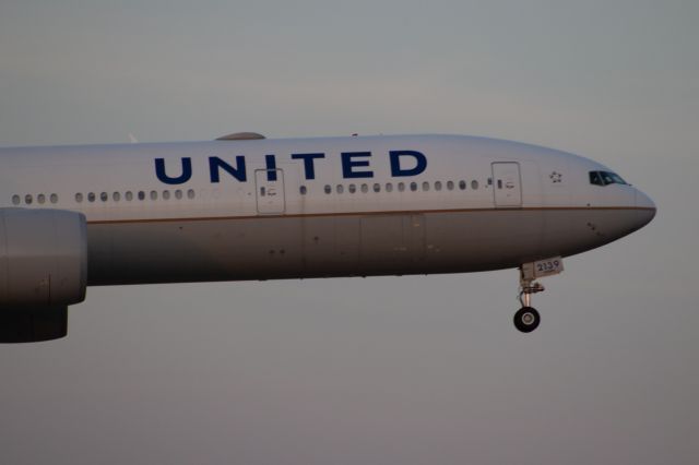 BOEING 777-300ER (N2639U)