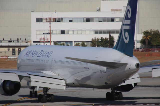 BOEING 767-300 (ZK-NCG)