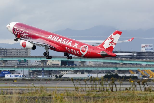 Airbus A330-300 (9M-XXA) - Location: right side of RWY16 at FUK