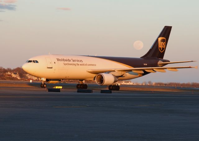 Airbus A300F4-600 (N173UP) - Full Worm Moon rise @ Sunset on 03.26.13 on FlightAware.Com !