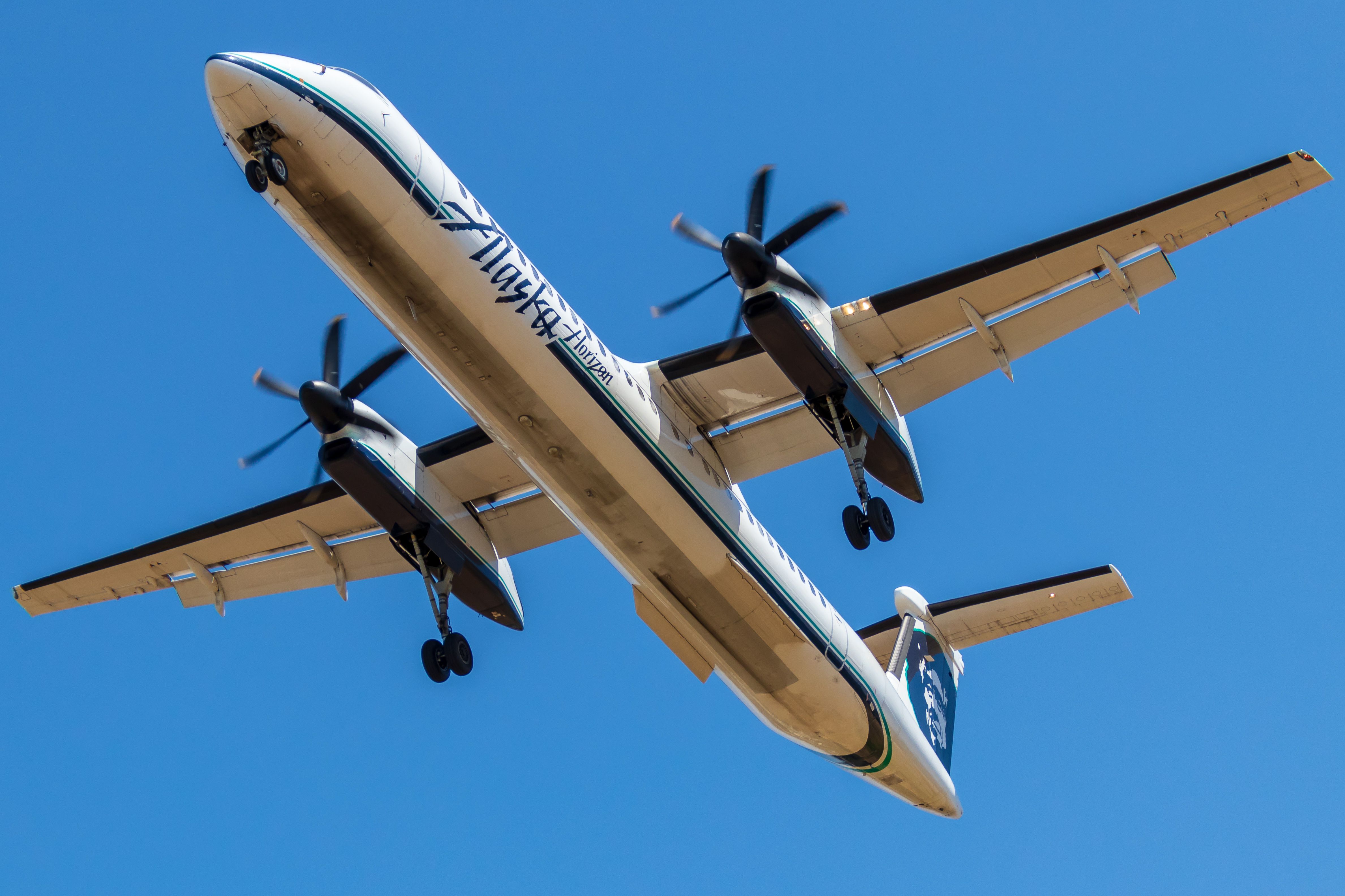 de Havilland Dash 8-400 (N444QX)