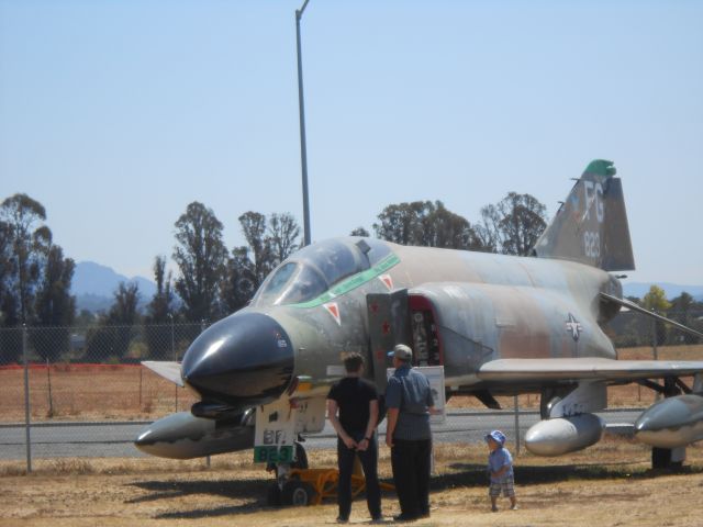 McDonnell Douglas F-4 Phantom 2 (64-0823)