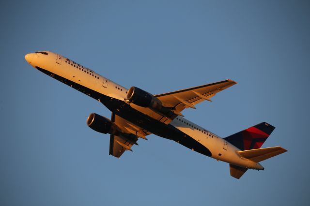 Boeing 757-200 (N663DN)