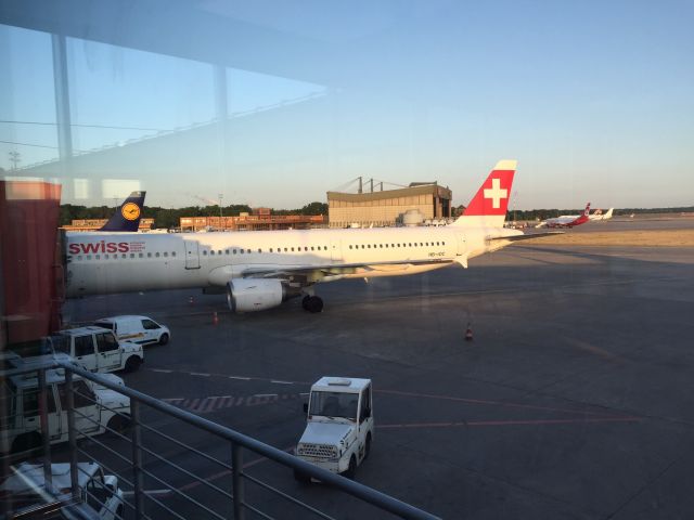Airbus A321 (HB-IOC) - Boarding