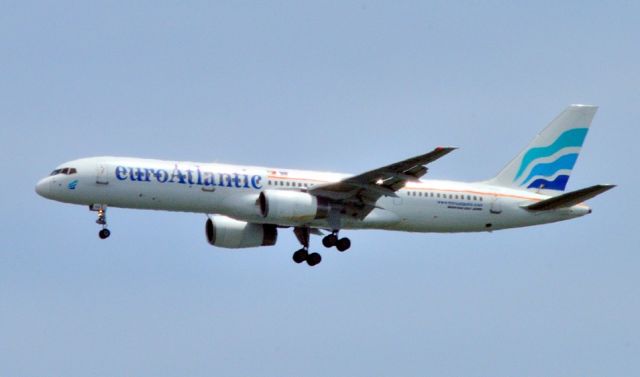 Boeing 757-200 (CS-TLX) - 2009: In 22/09/2011 To Federal Express as N962FD