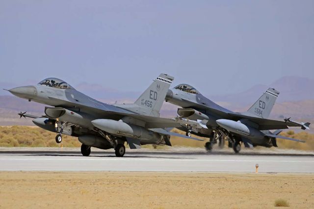 Lockheed F-16 Fighting Falcon (88-9456) - General Dynamics F-16C Block 40C Fighting Falcon 88-9456 and F-16A Block 15A Fighting Falcon 80-0584 of the 412th Test Wing at Edwards Air Force Base on September 20, 2012.