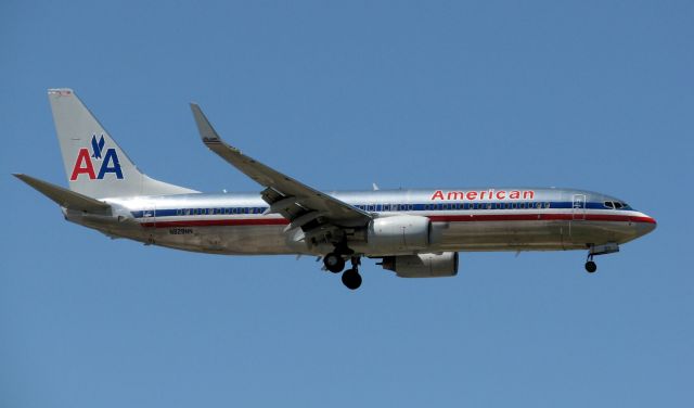 Boeing 737-800 (N829NN) - A noon approach to 34L.