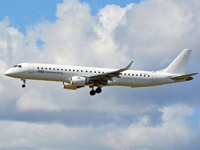 EMBRAER 195 (SE-RSP) - Landing on RWY22L