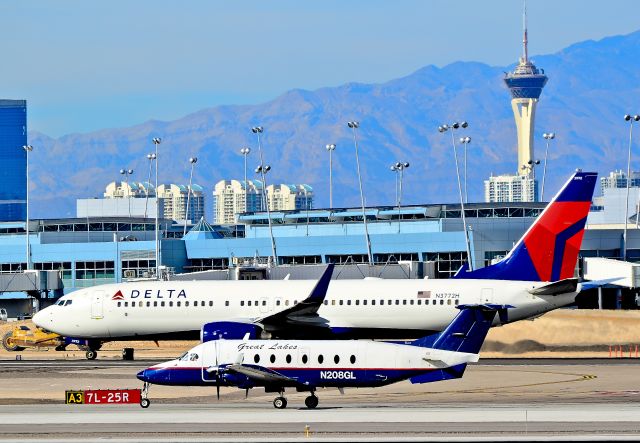 Beechcraft 1900 (N208GL) - N208GL Great Lakes Airlines 1996 Beech 1900D C/N UE-208 - N3772H Delta Air Lines Boeing 737-832 C/N 30823    Las Vegas - McCarran International (LAS / KLAS) USA - Nevada, October 14, 2011 Photo: Tomás Del Coro