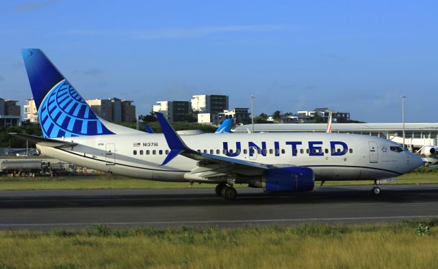 Boeing 737-700 (N13716)